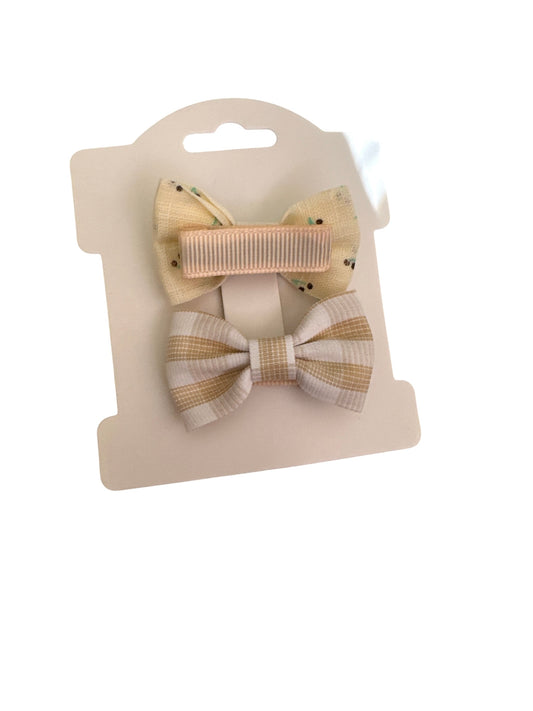 A beige mini linen baby clip set with a clip attached