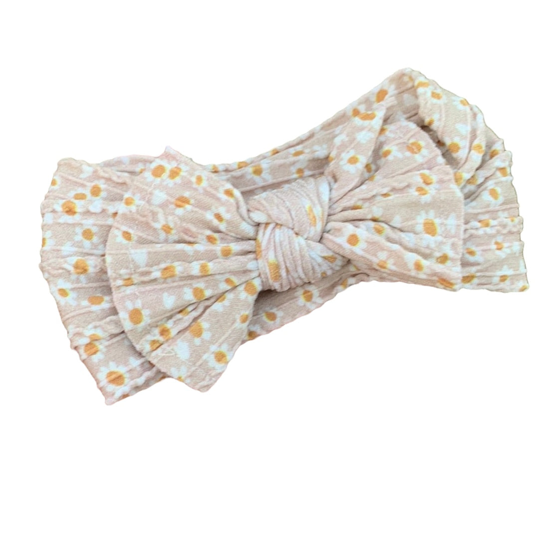 A daisy flower patterned nylon headwraps for babies with large bow