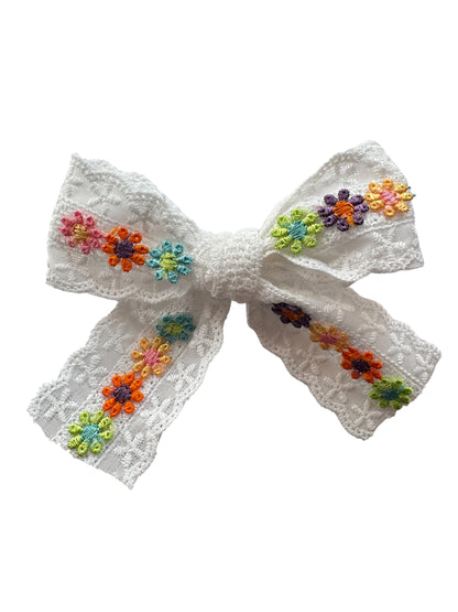 White Daisy Lace Hair Bows for Girls – Floral Embroidered Bows with Alligator Clip